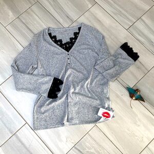🔥 PRICE DROP🔥 NWT - Cozy and sexy Rouge!💋 sweater top with lace trim - size L